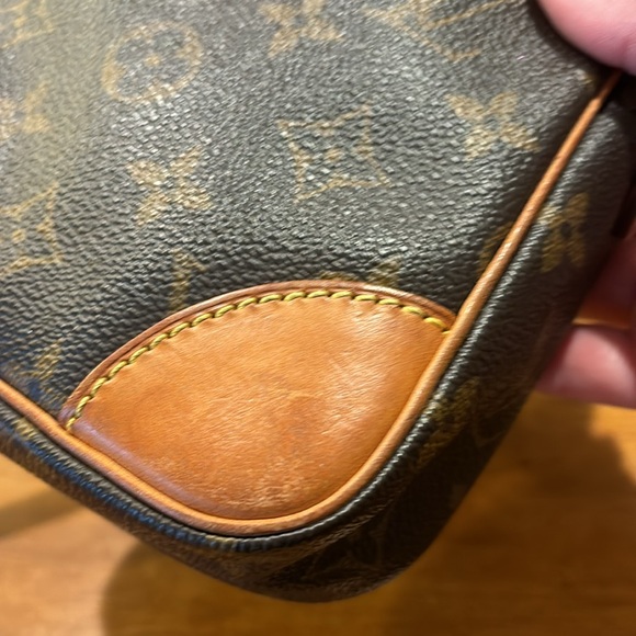 LOUIS VUITTON DANUBE 21 MONOGRAM CROSSBODY BAG DUST BAG & BOX GOLD HARDWARE 🤎🧡 - Picture 12 of 17